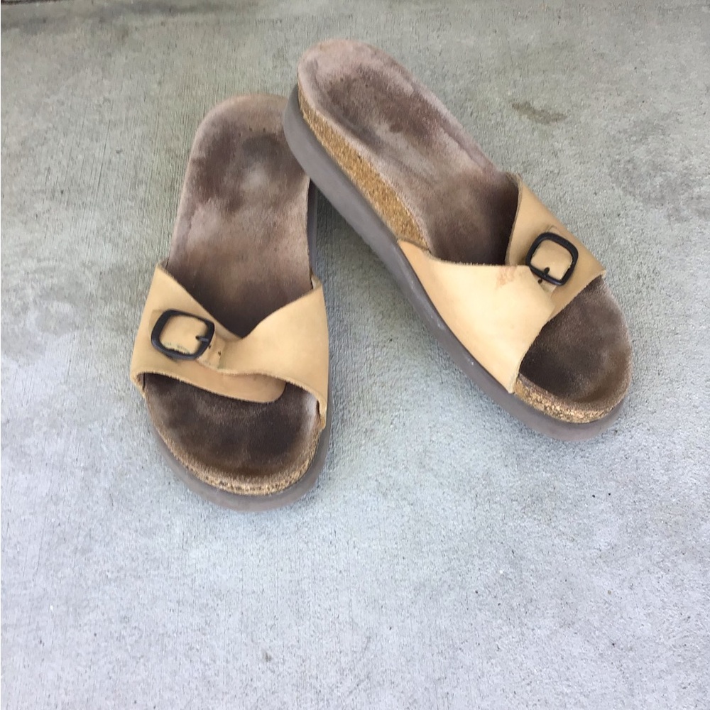 Mephisto size 40 Women’s Tan Buckle Slide Sandals